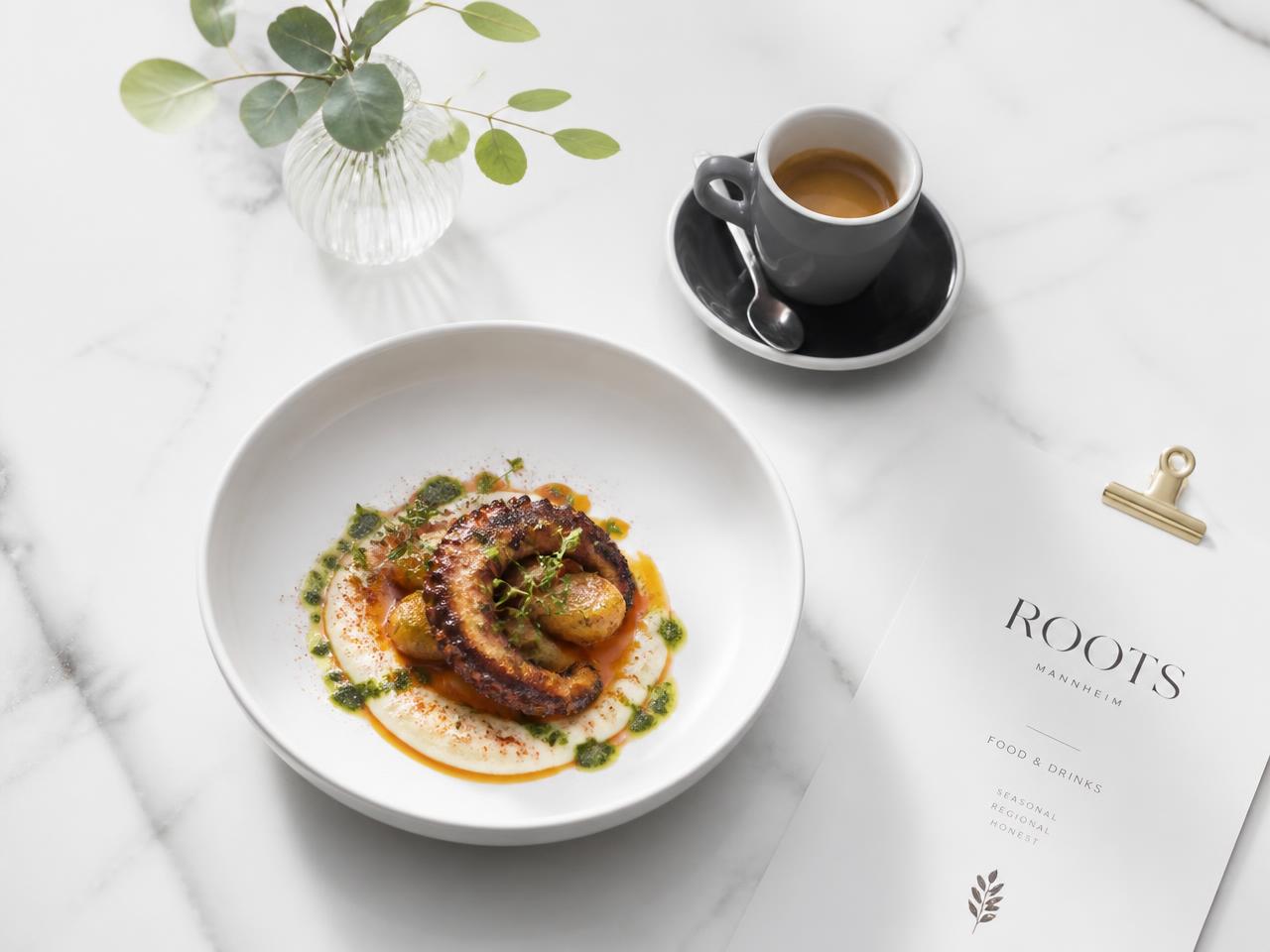 Food-Fotografie eines Gerichts mit Espresso und Menükarte für ein Restaurant in Mannheim