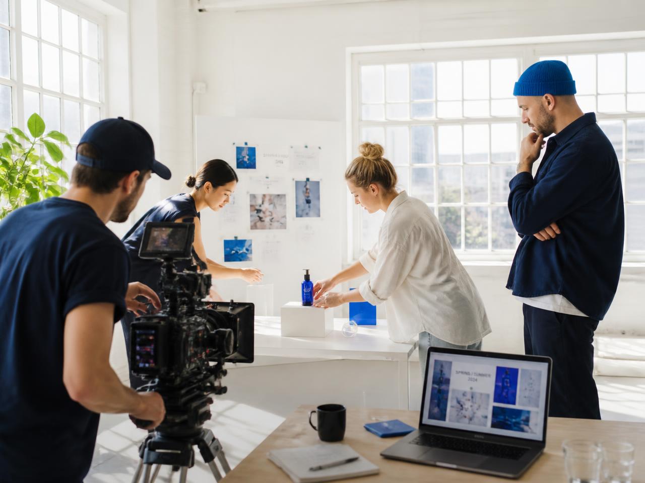 Kreativteam von Quadrat Content bei einer Produktaufnahme mit Kinokamera in einem hellen Studio in Mannheim
